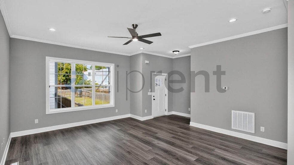 Building Photo - Unit B
