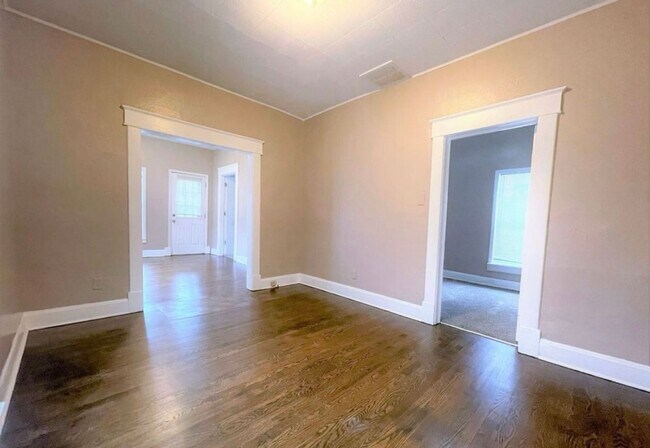 Building Photo - COMING SOON- 2 Bed 1 Bath Home!