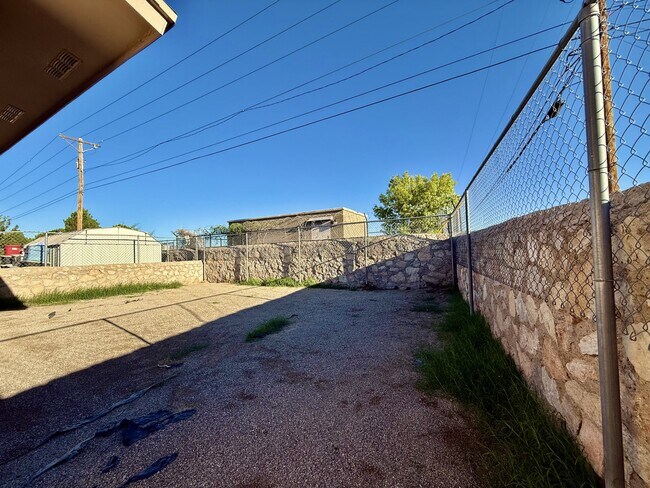 Building Photo - 10833 Cardigan Dr