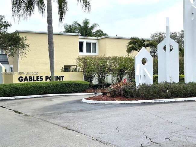 Building Photo - 6860 SW 45th Ln