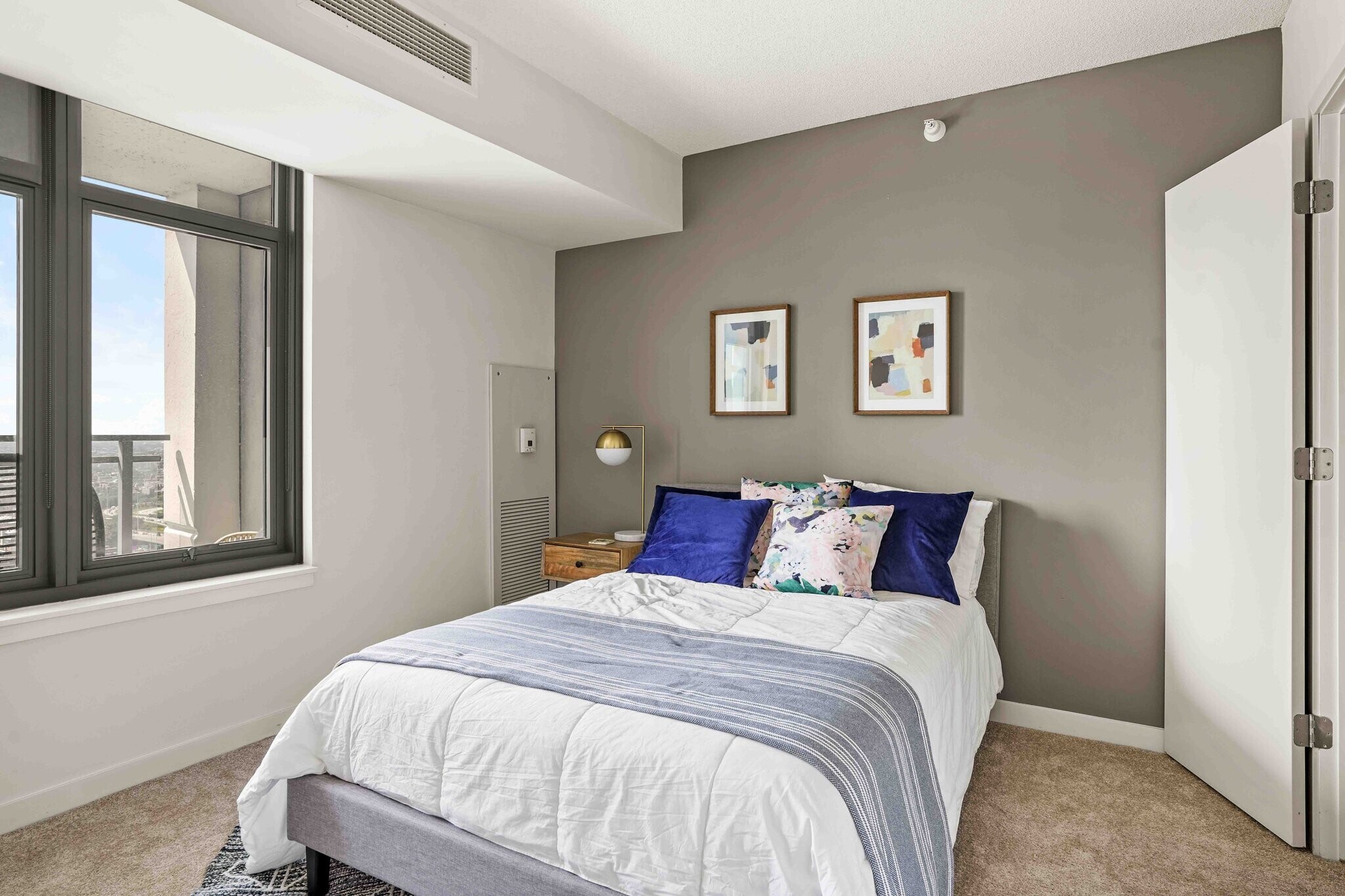 Building Photo - 573 W Kinzie St