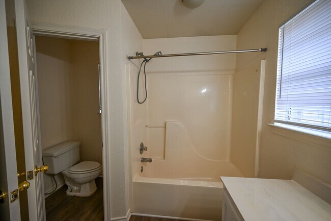 Building Photo - 3 bed 2 bath Duplex Decatur TX
