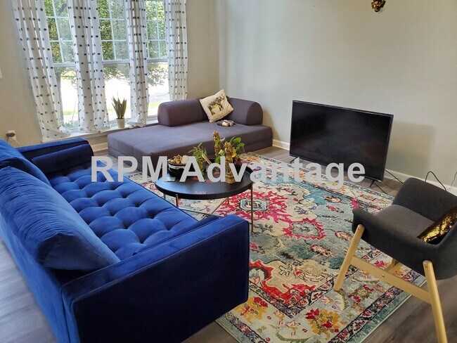 Building Photo - Gorgeous Townhouse Steps from Pool and Hik...