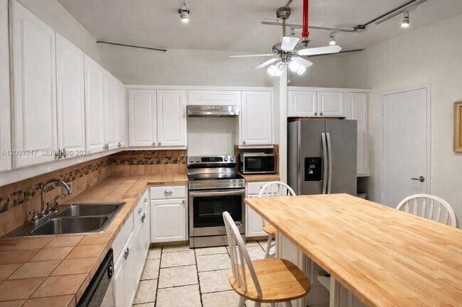 Building Photo - 251 Crandon Blvd