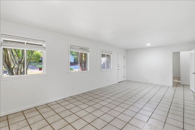 Building Photo - 3 Bedroom Home in Northeast Jackson