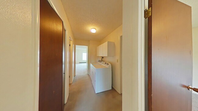 Building Photo - 2Bed 1Bath with Carport! Walk to MSU