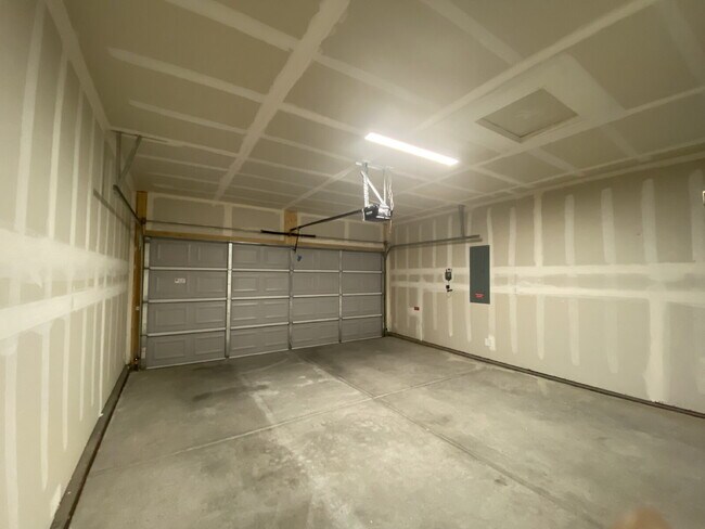 Building Photo - MUST SEE 3BR/2Bath