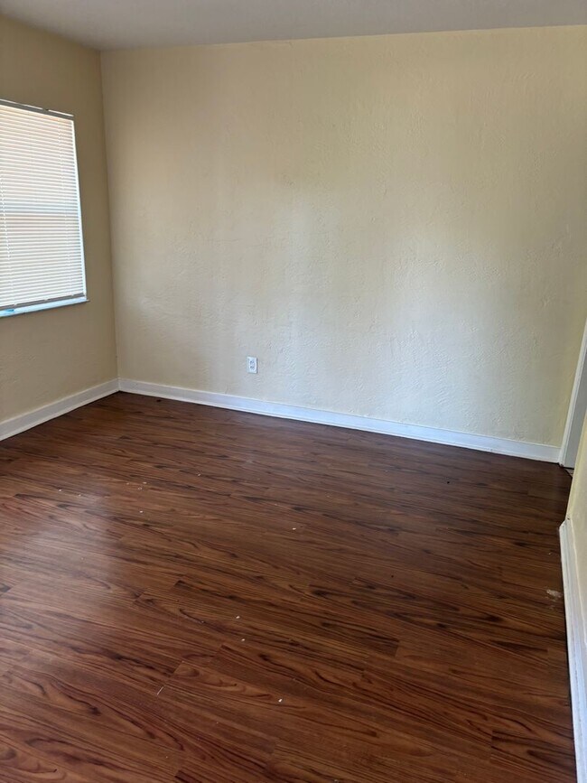 Building Photo - Move in special  1/2 off 1st months rent -...