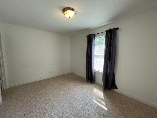 Building Photo - Four Bedroom Home in Kalamazoo