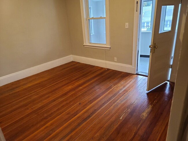 Building Photo - Huge 4 bed unit in the heart of Oak Square!
