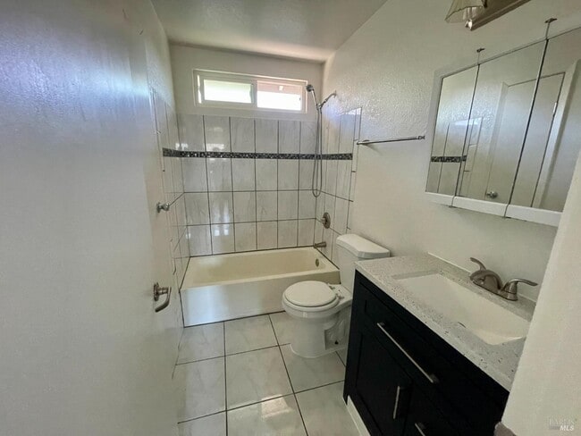 Building Photo - 2424 Kenton Ct