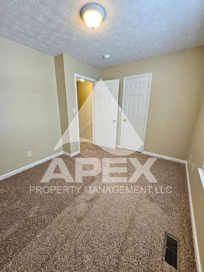 Building Photo - MOVE-IN SPECIAL,NO RENT TIL JUNE 1ST! - Nice 2 Bd | 1.5 Ba Townhouse in West Knox Condo Community!