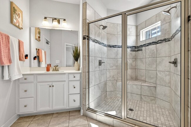 Building Photo - Luxurious 3 Bed 2.5 Bath Townhome In Beautiful Foster's Glen