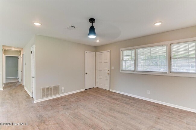Building Photo - 1831 Cottonwood Dr