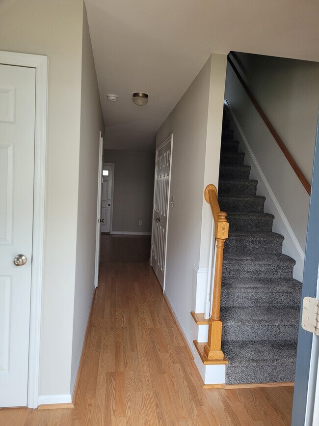 Building Photo - 117 Gatwick Ct