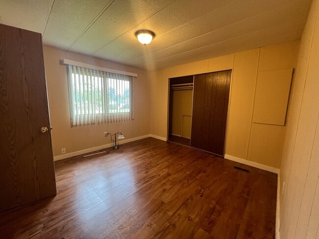 Building Photo - Quiet 3 bedroom home