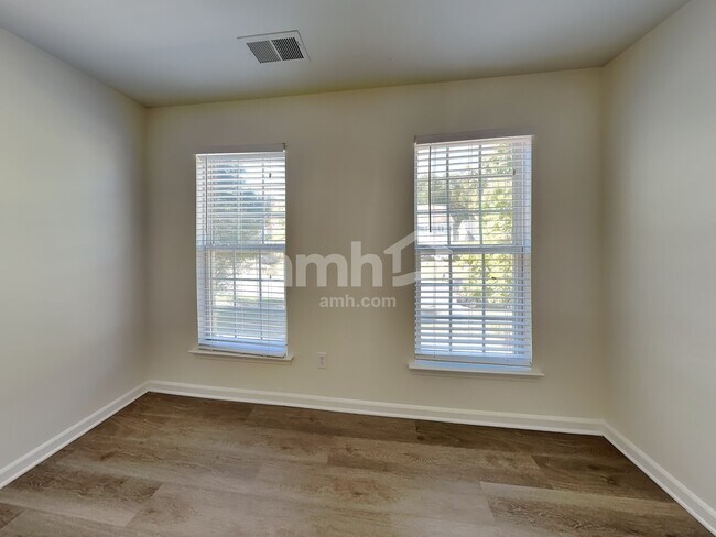 Building Photo - 1015 Farmingham Ln