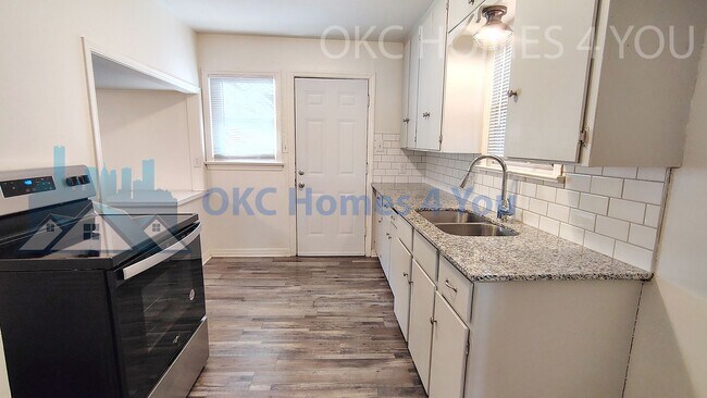 Building Photo - Charming 2 Bedroom near I-44 & May Ave.