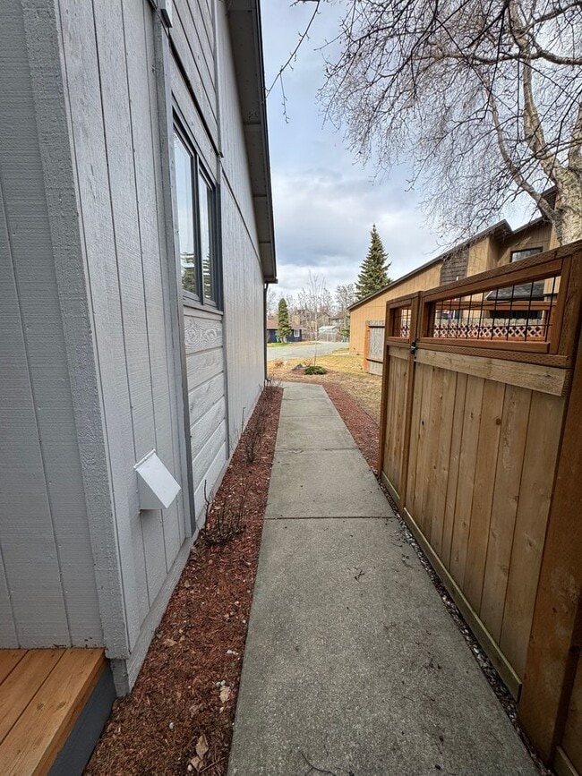 Building Photo - Southside townhouse with 2 car garage