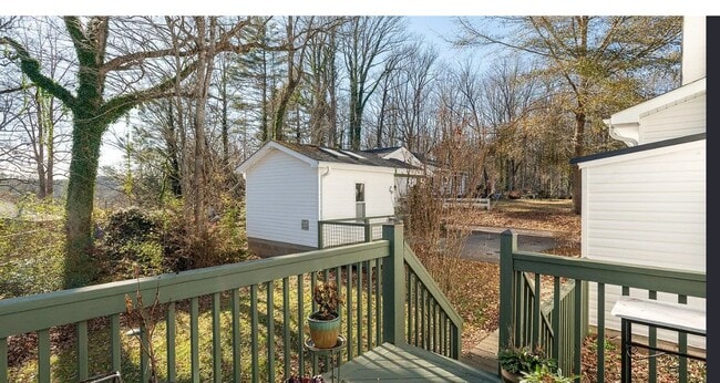 Building Photo - 477 Probart St