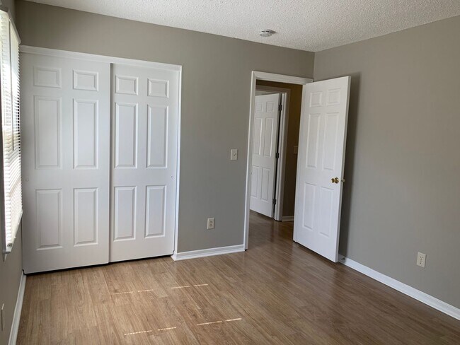 Building Photo - SW Large Brick Home, Updated Kitchen & Bathrooms, Wood Like Flooring, Fenced Yard!