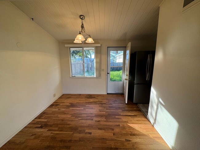 Building Photo - Charming Seaside Home on Quiet Cul-de-Sac