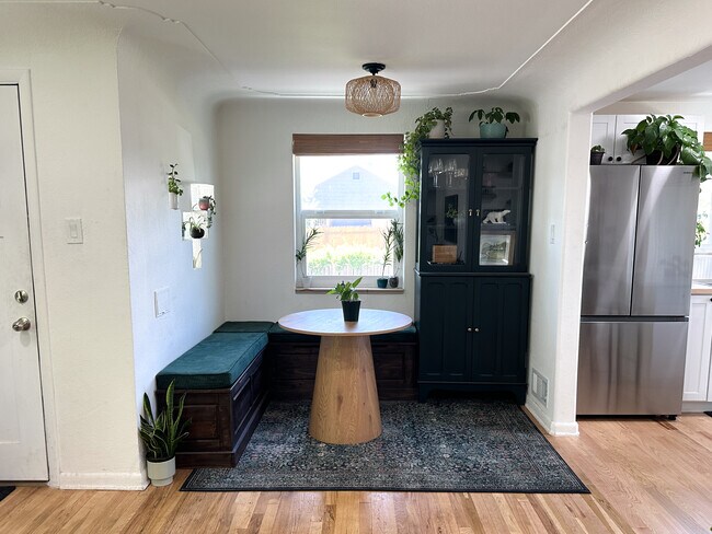 Breakfast Nook - 525 Perry St
