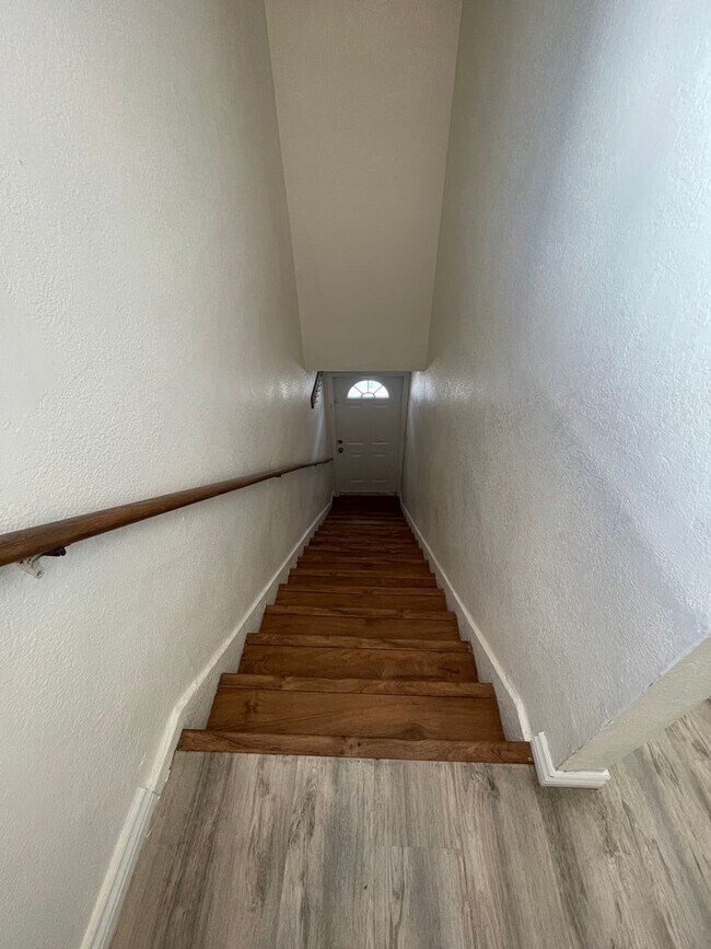 Building Photo - Large Upper 1 Bedroom 1 Bath in Long Beach!