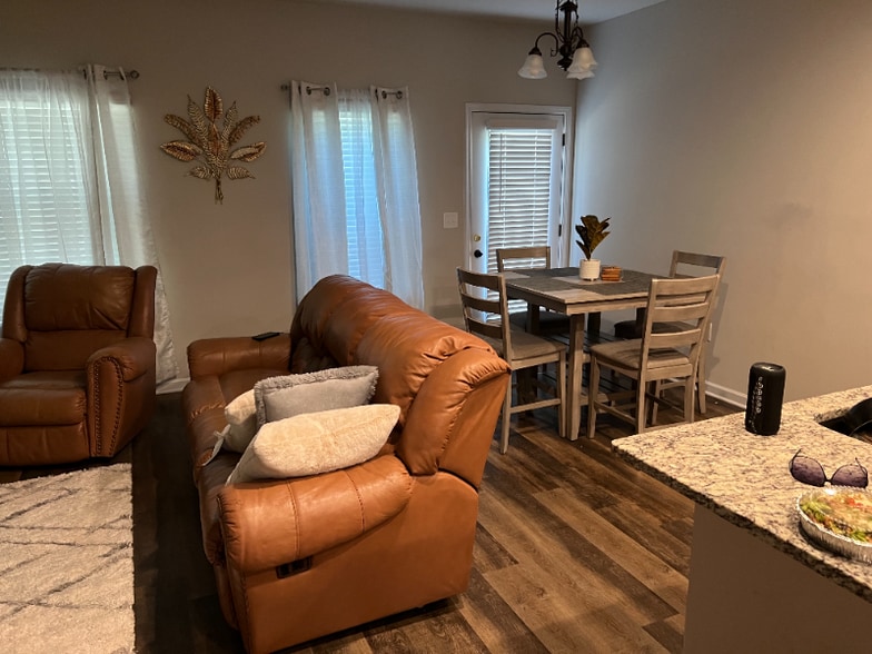 Building Photo - 2107 Creel Ln