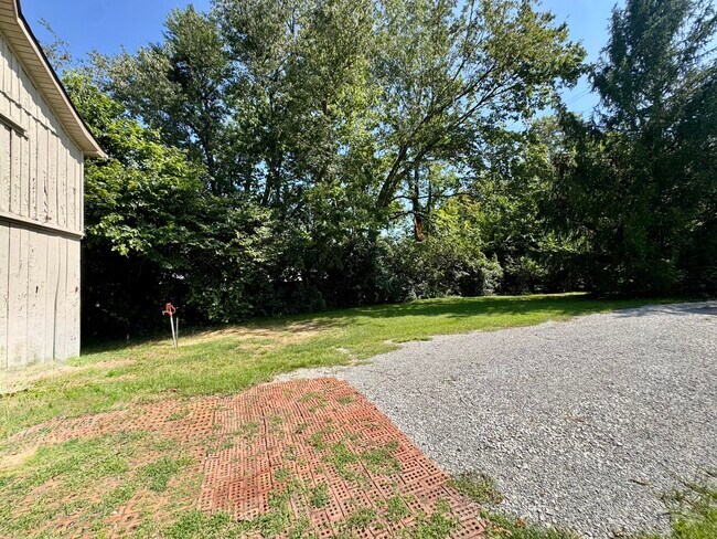 Building Photo - 1065 Mackey Pike