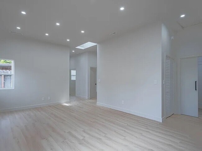 Building Photo - 987 Harcourt Ave