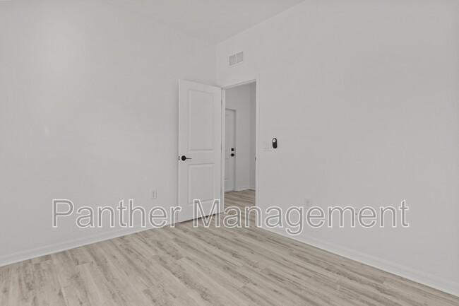 Building Photo - 4617-4619 30th St SW - 4619
