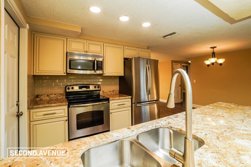 Building Photo - 11725 Meadow Dr