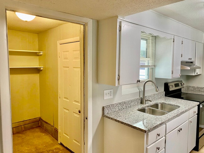 Building Photo - 1638 Keeble St