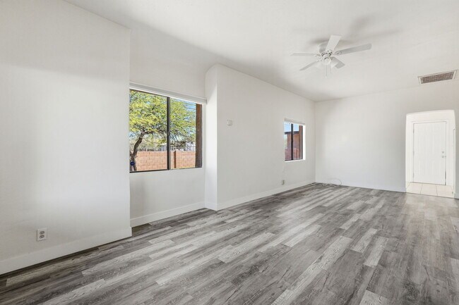 Building Photo - 468 E Delano St