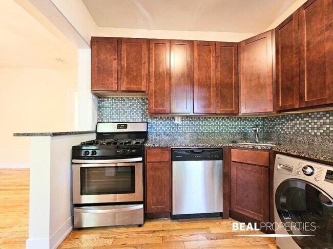Building Photo - 2 bedroom in CHICAGO IL 60657