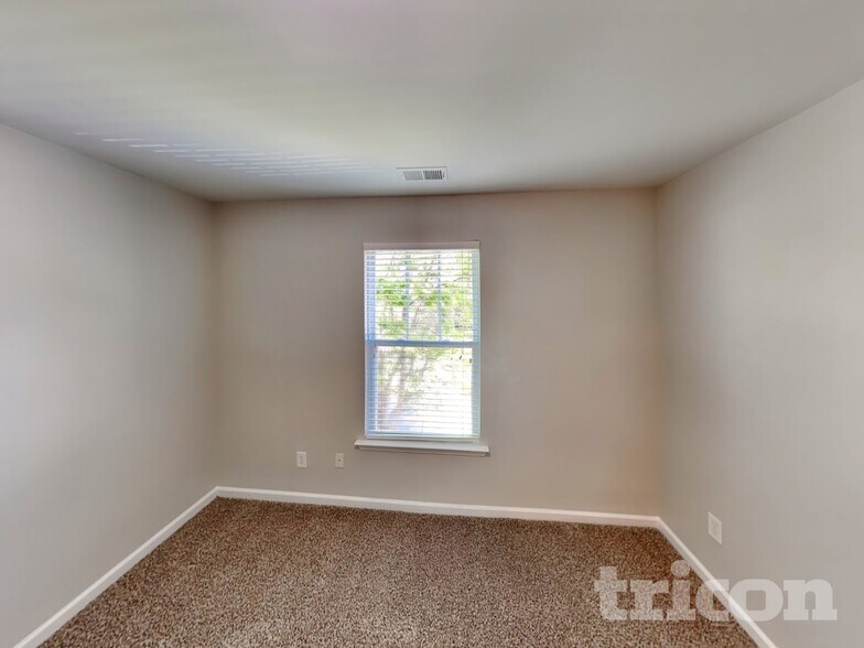 Building Photo - 34 Crescent Woode Dr