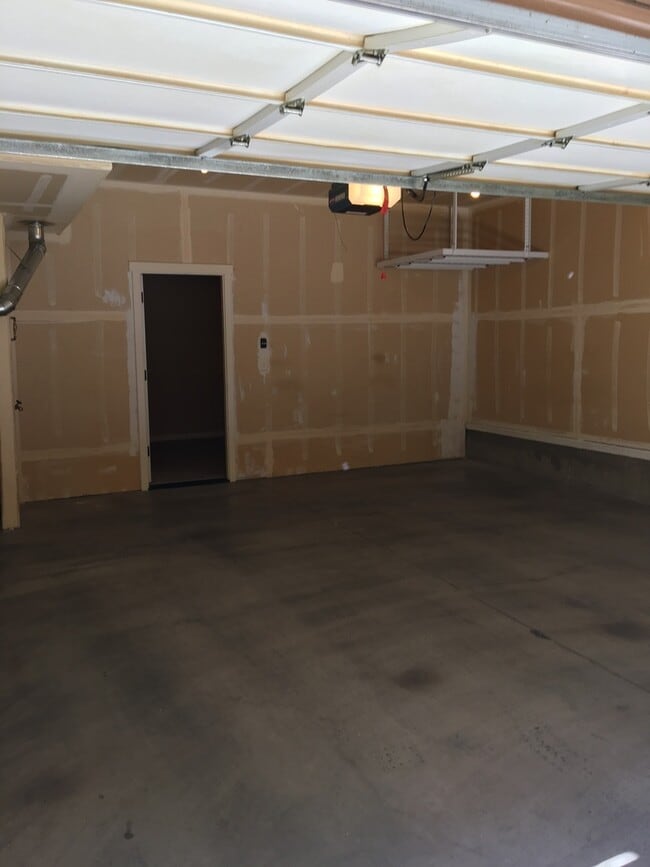 Building Photo - Craftsman Style Townhouse - 3 bedroom, 2.5 bath w/ Bonus Room - Attached Double Garage