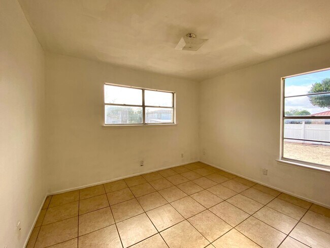 Building Photo - 114 Rhonda Dr