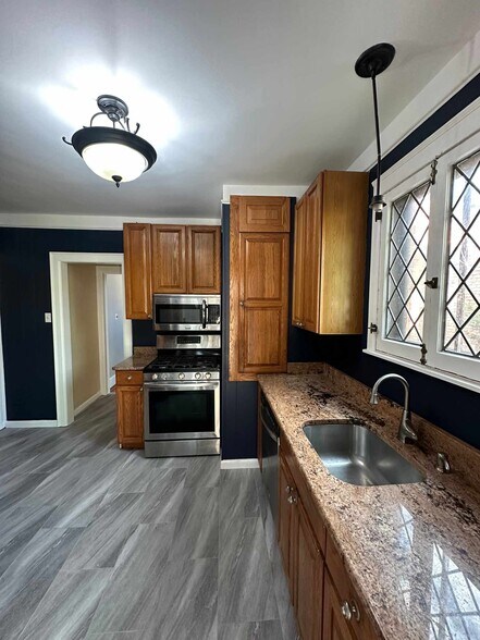 Building Photo - 15466 Artesian St