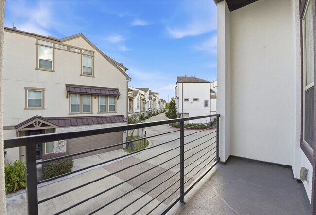 Building Photo - 819 Algona Ave