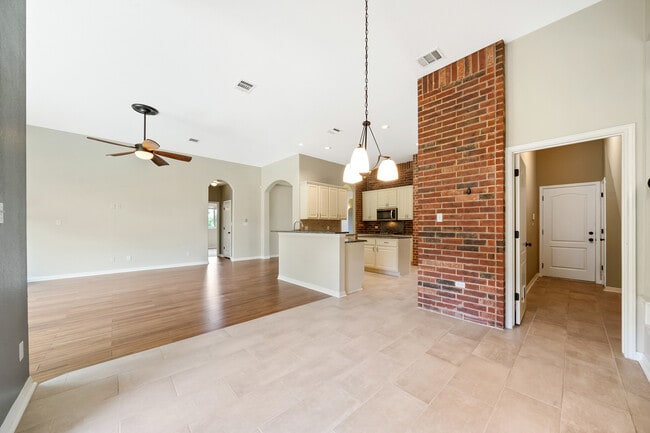 Building Photo - Spacious 4-Bed Luxury Home with Chef’s Kitchen, Fenced Yard, and 3,528 sq ft in Helotes