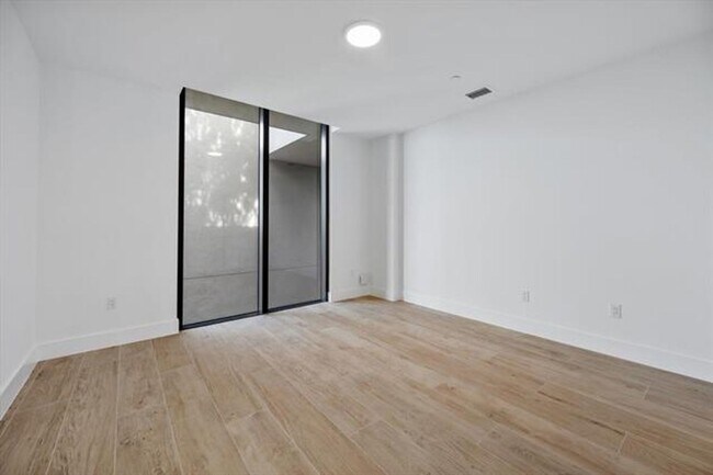 Building Photo - 3034 Oak Ave