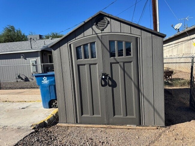 Building Photo - 339 Thunderbird Ln