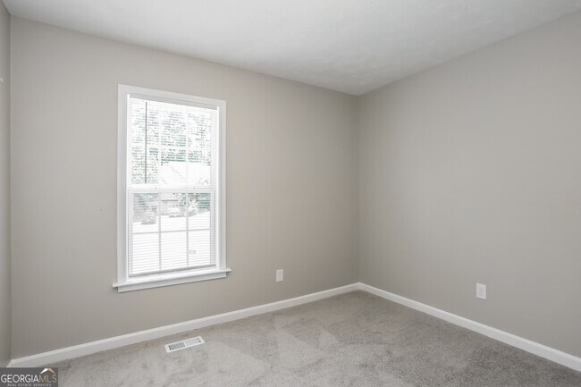 Building Photo - 215 Kiowa Ct SE
