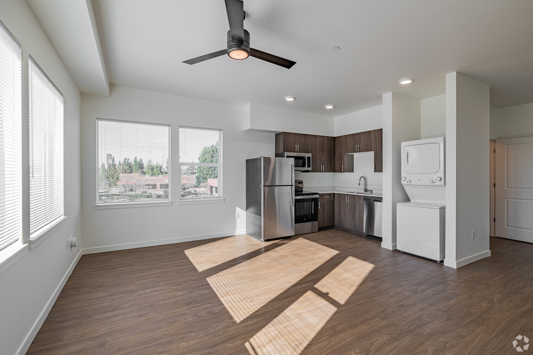 2BR, 1BA - 750SF - Living Room - NW 99 Apartments