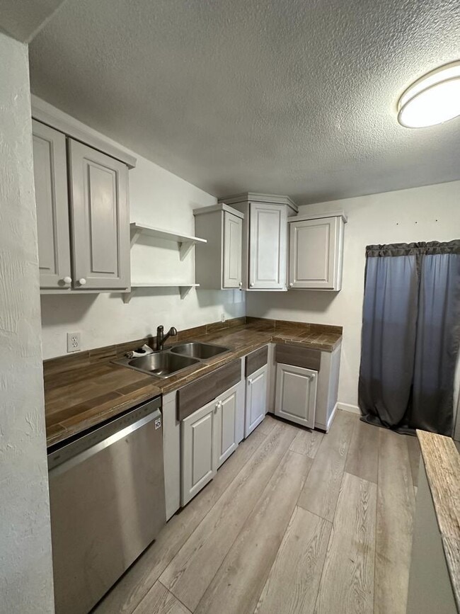 Building Photo - 16590 Gaskin St