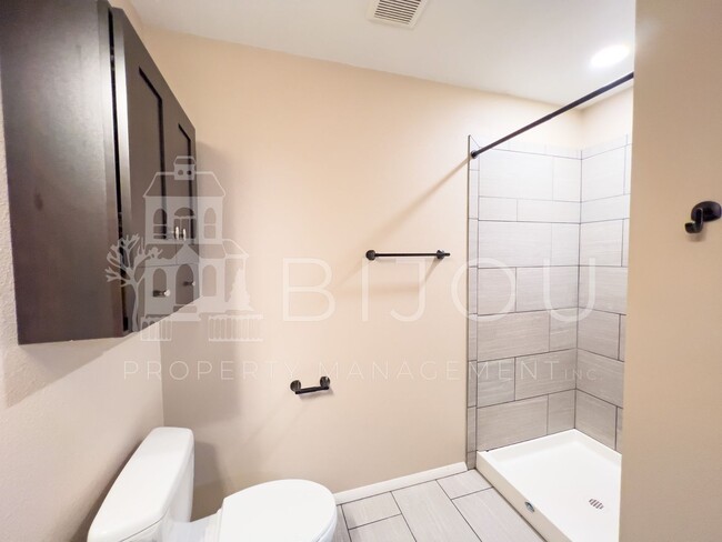 Building Photo - Move In Incentive, $300 off!!