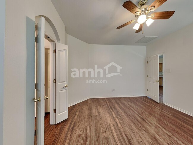 Building Photo - 10613 Big Oak Dr