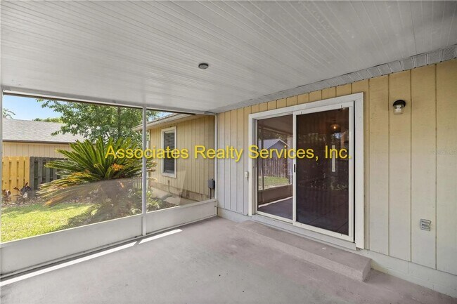 Building Photo - Charming, spacious 3bed/2bath home w/ office, screened patio & double car garage in Northridge su...